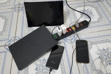 Vừa sạc điện thoại vừa chơi game, một học sinh bị điện giật tử vong