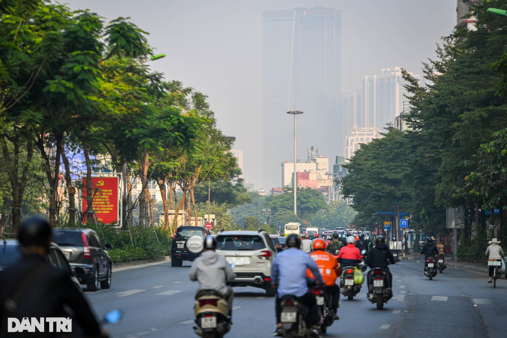 Trời Hà Nội mịt mù trong sáng sớm, cảnh báo đỏ về ô nhiễm không khí - 11 Trời Hà Nội mịt mù trong sáng sớm, cảnh báo đỏ về ô nhiễm không khí - 11