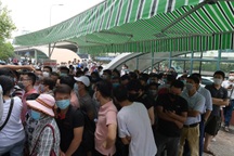 Hàng trăm người chen chân chờ xét nghiệm Covid-19 dịch vụ ở Hà Nội