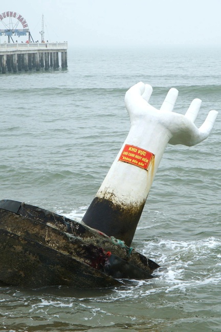 Bàn tay trên biển ngả nghiêng, bờ kè khu du lịch bị xé toang