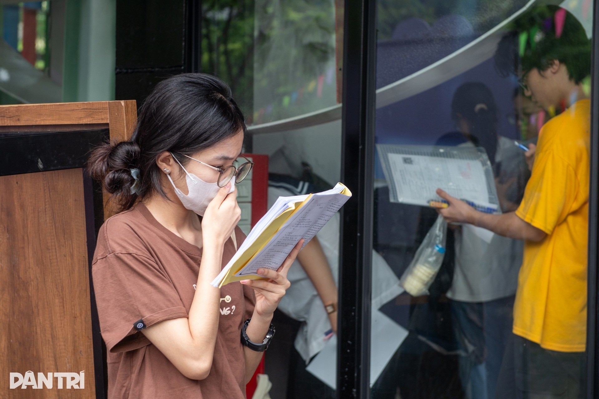 Sĩ tử Hà Nội tranh thủ ôn chớp nhoáng trước giờ thi ngữ văn tốt nghiệp THPT - 6 Sĩ tử Hà Nội tranh thủ ôn chớp nhoáng trước giờ thi ngữ văn tốt nghiệp THPT - 6