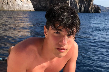 "Chàng trai đẹp nhất Italy" từ bỏ sự nghiệp người mẫu để làm thầy tu