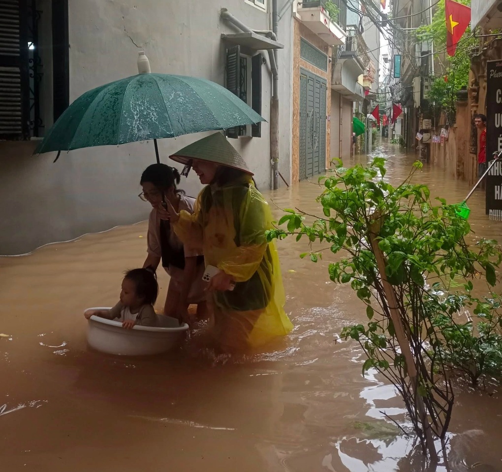 Người Hà Nội trát bùn làm tường ngăn nước vào nhà như trận lụt lịch sử 2008 - 5 Người Hà Nội trát bùn làm tường ngăn nước vào nhà như trận lụt lịch sử 2008 - 5