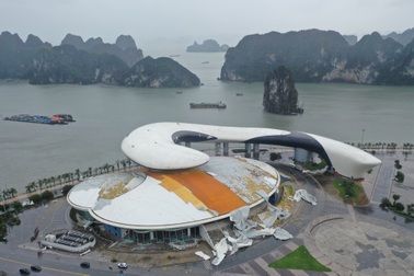 "Cung cá heo" Hạ Long tan hoang sau bão Yagi