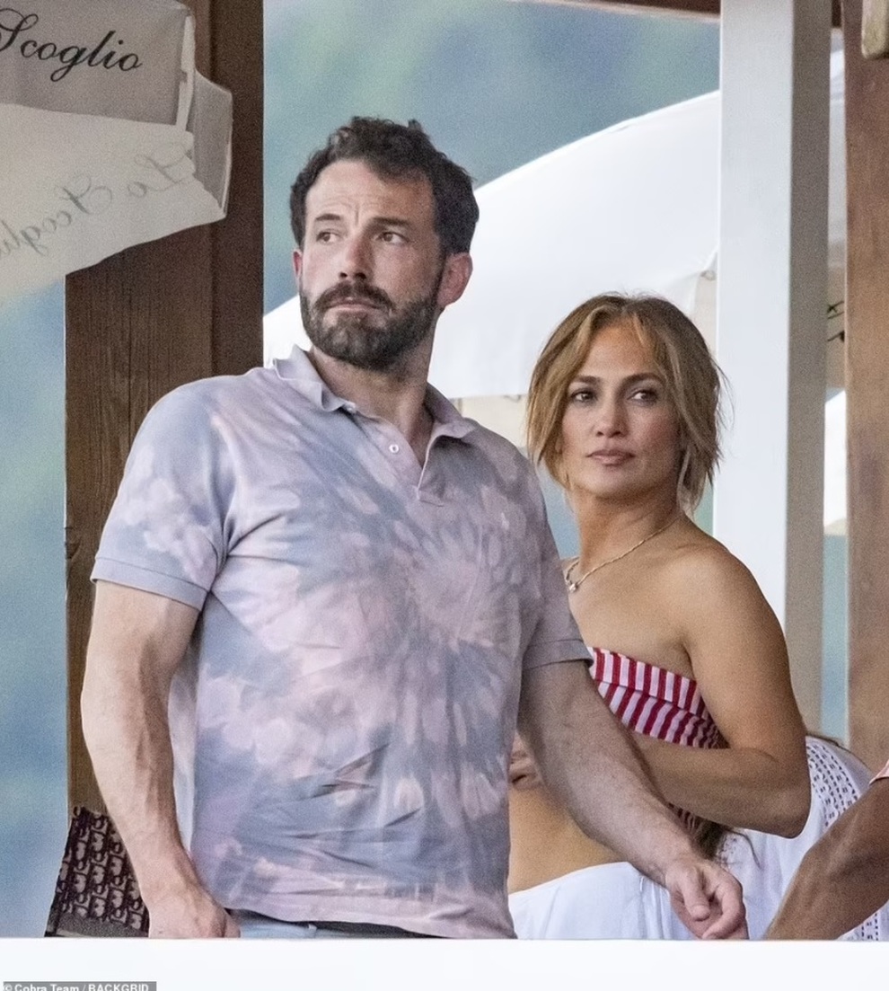 Jennifer Lopez và Ben Affleck tiếp tục đốt cháy mặt báo - 5 Jennifer Lopez và Ben Affleck tiếp tục đốt cháy mặt báo - 5