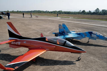 Mãn nhãn hơn 100 máy bay mô hình "khủng" biểu diễn bay, nhào lộn ở Hà Nội