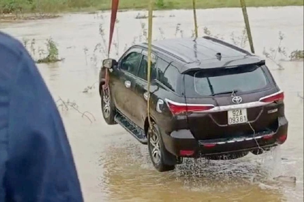 Quả đồi bất ngờ sụt đổ, trút đất đá xuống sát nhà dân - 8 Quả đồi bất ngờ sụt đổ, trút đất đá xuống sát nhà dân - 8