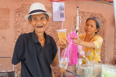 "Dương Quá U80" một tay gây dựng xe chè hút khách hơn nửa thế kỷ tại TPHCM