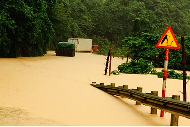 Quốc lộ tê liệt vì mưa lũ