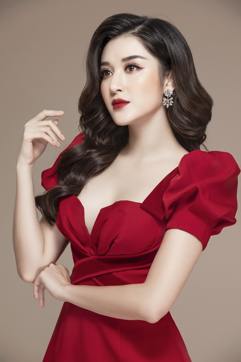 Sau sự cố bị ngất ở sân bay cuối năm, Huyền My tái xuất gợi cảm ngày Tết - 3 Sau sự cố bị ngất ở sân bay cuối năm, Huyền My tái xuất gợi cảm ngày Tết - 3