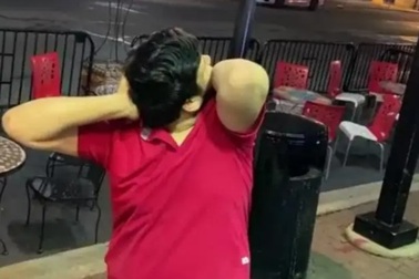 Choáng với người đàn ông có khả năng xoay đầu… 180 độ