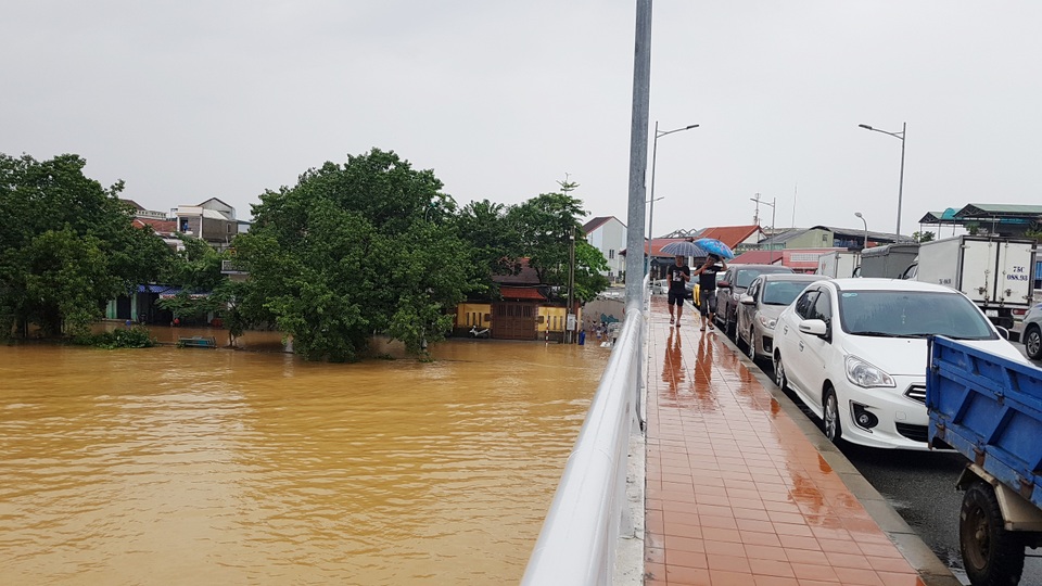 Người dân trú trên gác mái, cho lợn lên giường tránh lũ - 13 Người dân trú trên gác mái, cho lợn lên giường tránh lũ - 13