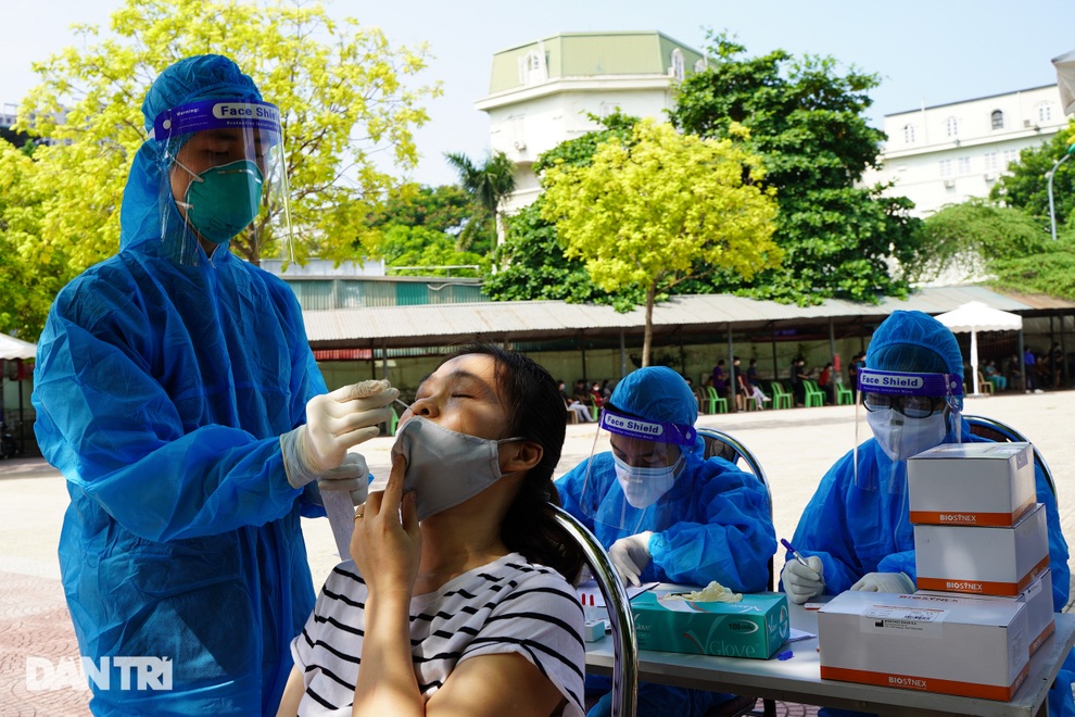 Người dân xếp hàng dài cả trăm mét chờ test nhanh và tiêm vắc xin ở Hà Nội - 11 Người dân xếp hàng dài cả trăm mét chờ test nhanh và tiêm vắc xin ở Hà Nội - 11