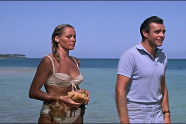 Điệp viên James Bond gặp nàng Honey Ryder trong "Dr. No" (1962)