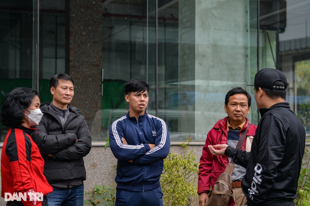 Ám ảnh đi đăng kiểm: Bị công an giữ nửa ngày, xếp hàng xuyên đêm chờ lấy số - 6 Ám ảnh đi đăng kiểm: Bị công an giữ nửa ngày, xếp hàng xuyên đêm chờ lấy số - 6
