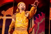 Nghệ sĩ mặc trang phục nặng 8kg diễn cải lương ở sân khấu chật chội và nóng