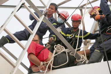 Thanh niên leo nóc chung cư 24 tầng dọa tự tử