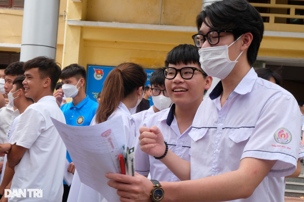 Thí sinh nói đề thi tốt nghiệp THPT tiếng Anh khá dễ - 2 Thí sinh nói đề thi tốt nghiệp THPT tiếng Anh khá dễ - 2