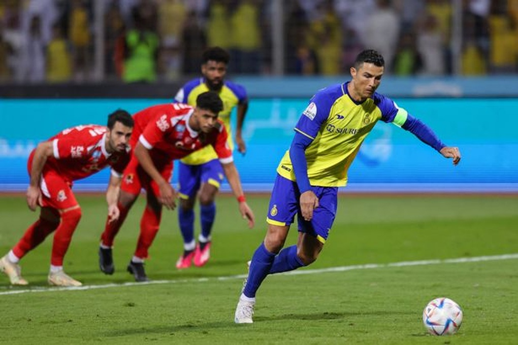 Hành động lạ của C.Ronaldo với trọng tài nổ ra tranh cãi lớn - 1 Hành động lạ của C.Ronaldo với trọng tài nổ ra tranh cãi lớn - 1