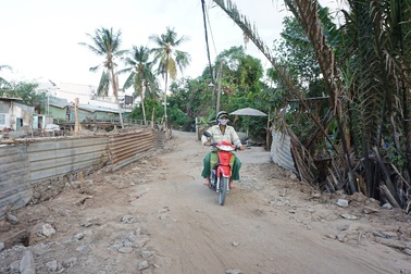 Đường 5km làm 3 năm chưa xong, dân "dài cổ" chờ tái định cư