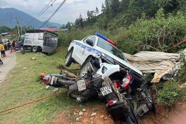 Xe cảnh sát giao thông tông liên hoàn nhiều xe máy, ô tô