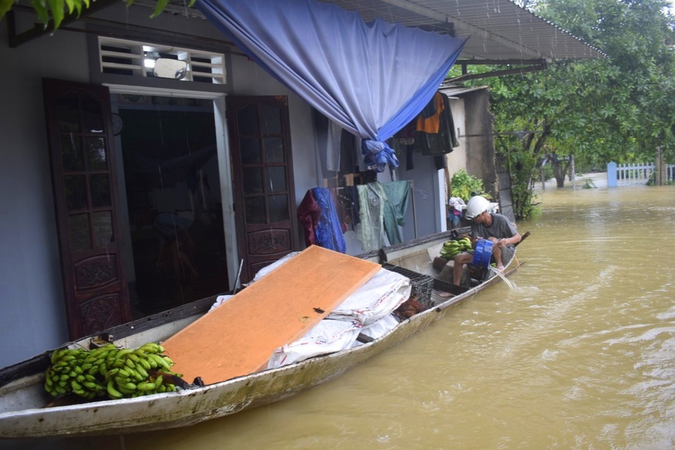 “Rốn” lũ Phong Điền nước dâng nhanh, ngập đến nửa nhà dân - 4 “Rốn” lũ Phong Điền nước dâng nhanh, ngập đến nửa nhà dân - 4