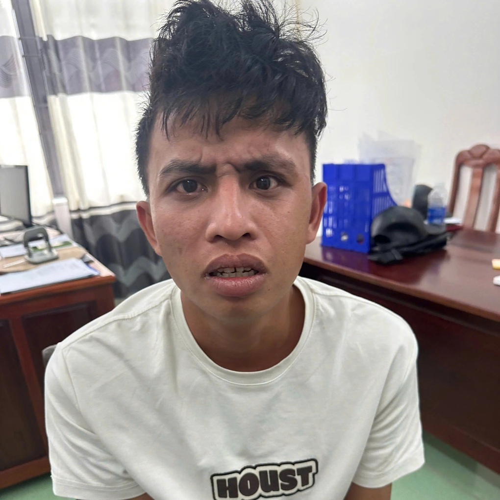 Nửa đêm hóa trang đột nhập cửa hàng của chị gái trộm tiền - 1