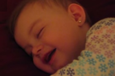 Ngộ nghĩnh em bé đang ngủ nghe pha trò vẫn bật cười khanh khách