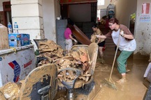 Bệnh viện cấp cứu nạn nhân vụ lũ quét ở Lào Cai ngập trong bùn