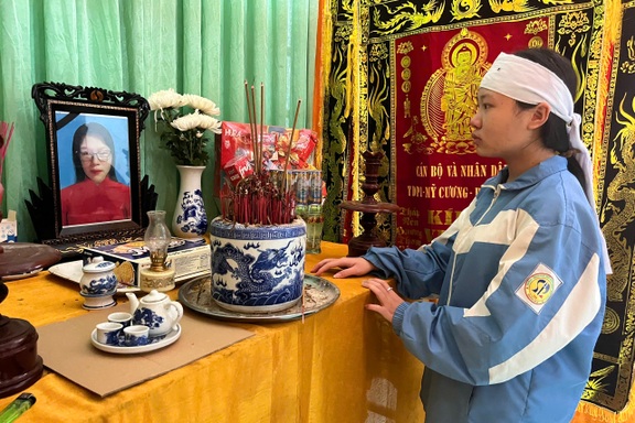 Bố mẹ lần lượt qua đời, 4 đứa trẻ tội nghiệp sống cảnh ly tán