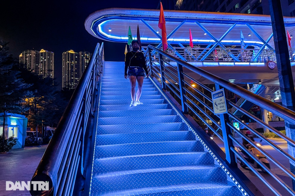 Dàn đèn led đổi màu lạ mắt trên cây cầu vượt bộ thiết kế độc nhất Hà Nội - 4 Dàn đèn led đổi màu lạ mắt trên cây cầu vượt bộ thiết kế độc nhất Hà Nội - 4