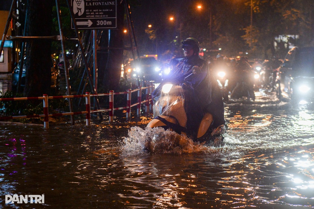 Nhiều tuyến phố ở Hà Nội ngập sâu, xe máy phải dắt bộ - 3 Nhiều tuyến phố ở Hà Nội ngập sâu, xe máy phải dắt bộ - 3