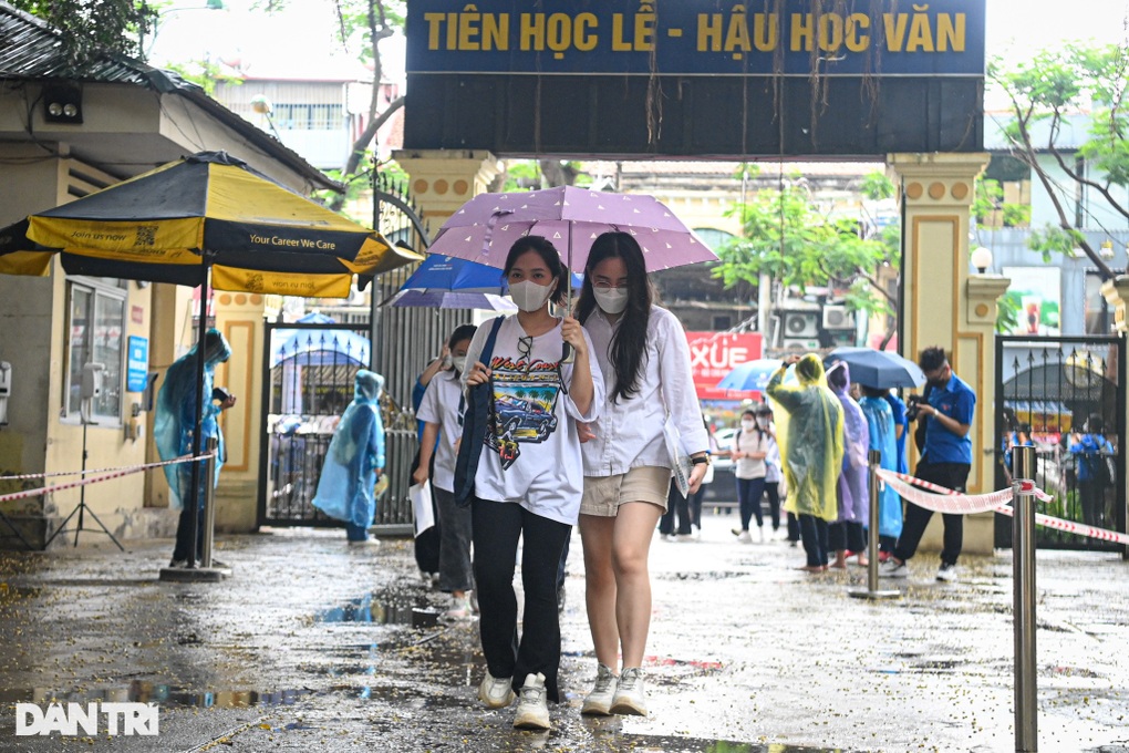 Chiều nay, sĩ tử hồi hộp bước vào thi môn Toán sau sự dễ thở của đề Văn - 8 Chiều nay, sĩ tử hồi hộp bước vào thi môn Toán sau sự dễ thở của đề Văn - 8