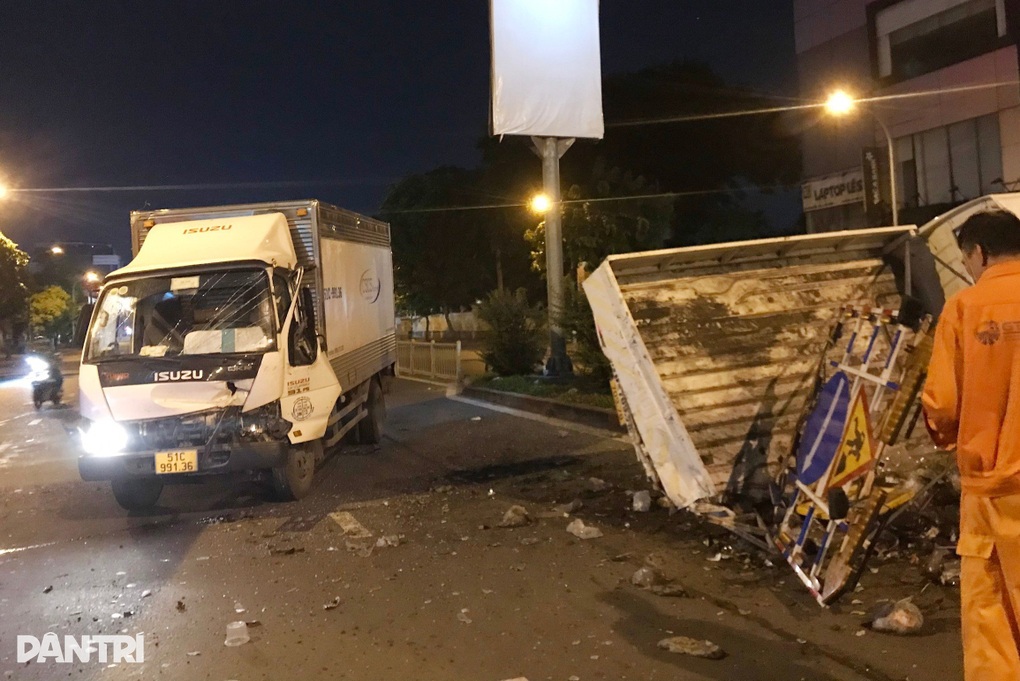 Tài xế xe tải ngủ gật, tông lật ngang ô tô làm vệ sinh ở TPHCM - 1 Tài xế xe tải ngủ gật, tông lật ngang ô tô làm vệ sinh ở TPHCM - 1