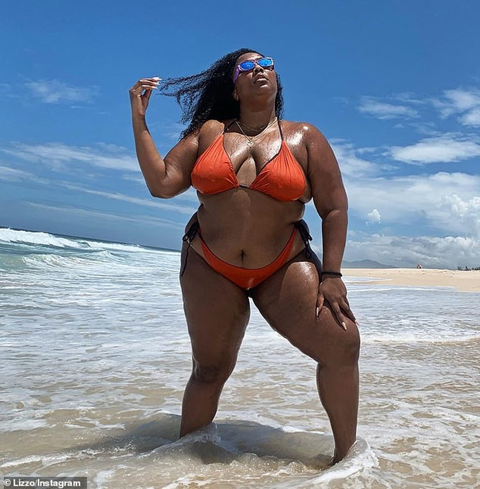 Rapper ngoại cỡ Lizzo tung ảnh mặc áo tắm - 1 Rapper ngoại cỡ Lizzo tung ảnh mặc áo tắm - 1
