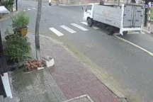 Phóng nhanh vượt đèn đỏ, thanh niên chạy xe máy lao thẳng vào xe tải