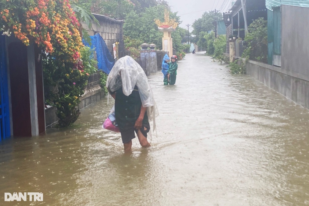 Trận lụt dị thường lần đầu xuất hiện ở Huế