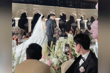 Đại gia chi tiền "khủng" lì xì khách mời dự đám cưới