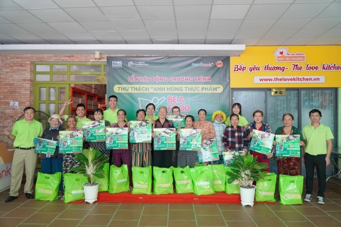 Trao thực phẩm cho các gia đình khó khăn.