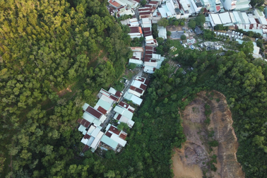 Hơn 1km đường kẹt suốt 4 năm, dân sống "treo" cùng dự án