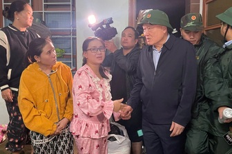 Phó Thủ tướng Nguyễn Hòa Bình thăm hỏi, động viên người dân vùng lũ Đắk Lắk