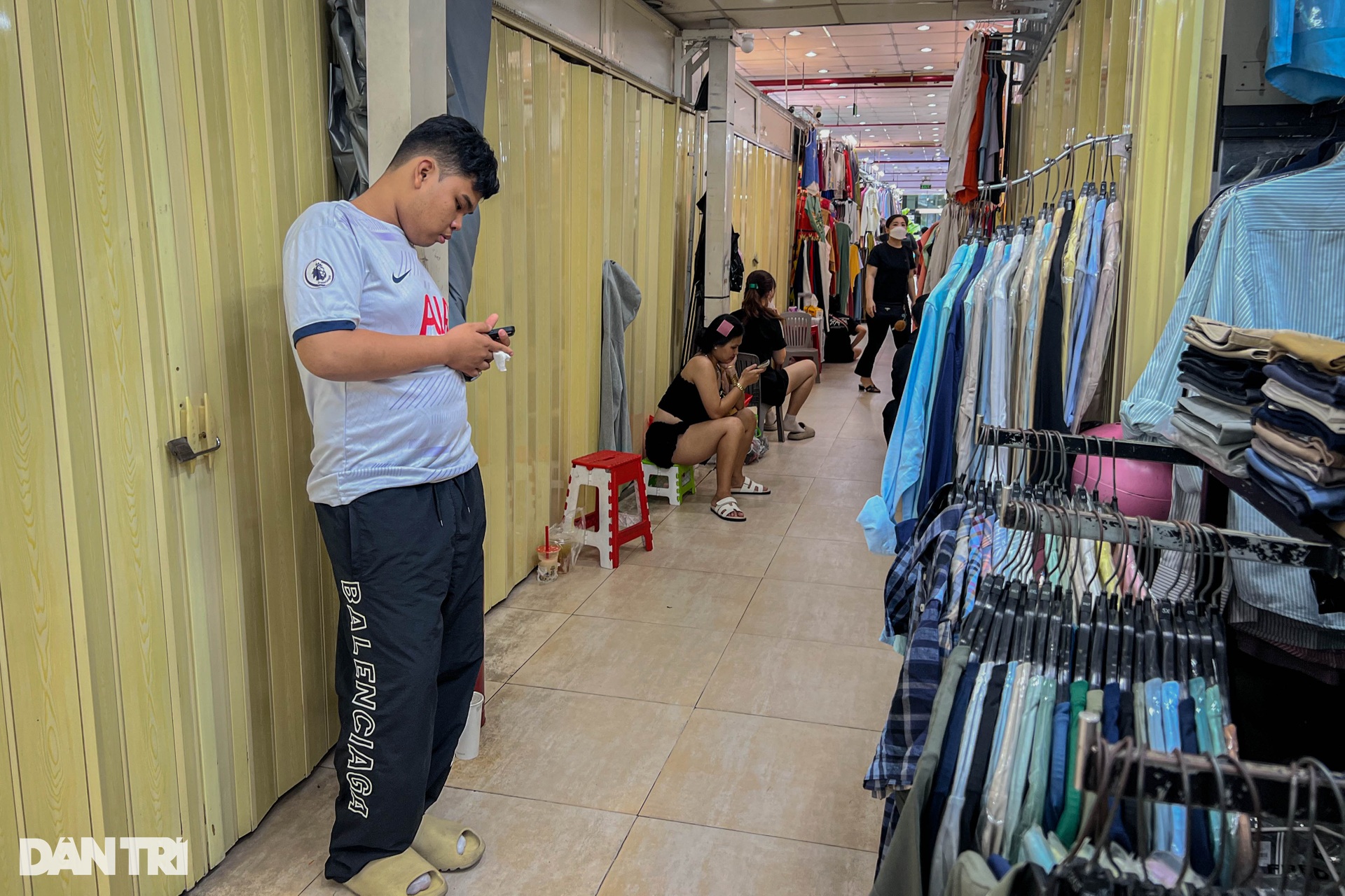 Tiểu thương TPHCM buôn bán gồng lỗ, một số nơi đóng tiệm né kiểm tra - 7 Tiểu thương TPHCM buôn bán gồng lỗ, một số nơi đóng tiệm né kiểm tra - 7