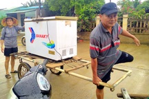 "Tiền công" đặc biệt của thợ sửa điện tử cho người dân vùng lũ