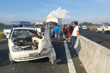 10 xe tông liên hoàn trên cao tốc Cần Thơ đi Kiên Giang