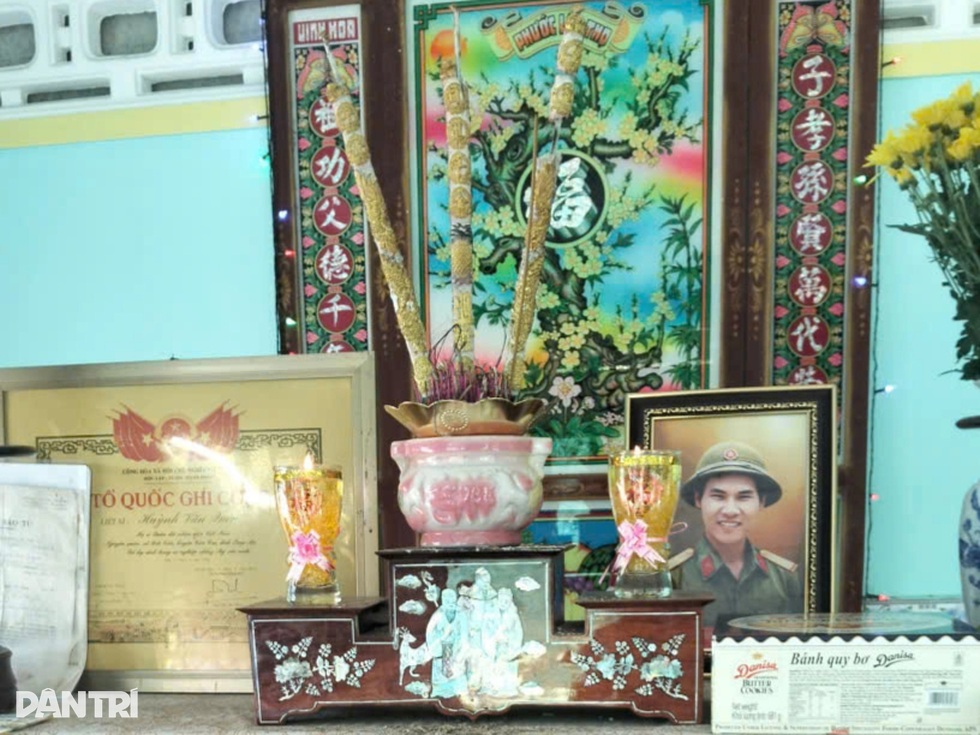 Em trai liệt sĩ Huỳnh Văn Quên: “Bàn thờ anh đã có ảnh, hết lạnh lẽo rồi” - 1 Em trai liệt sĩ Huỳnh Văn Quên: “Bàn thờ anh đã có ảnh, hết lạnh lẽo rồi” - 1