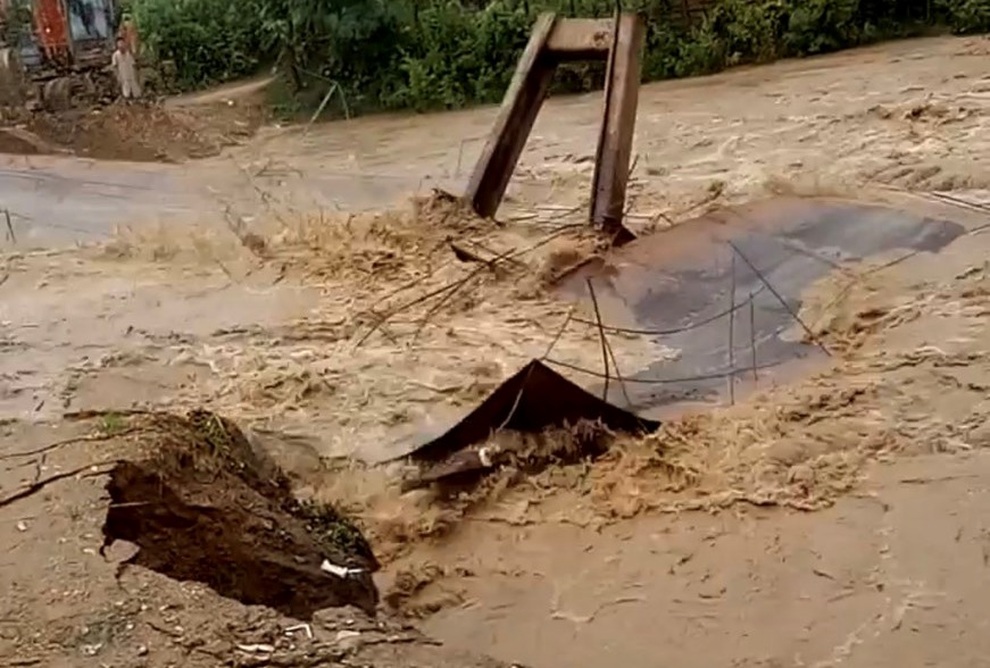 Mưa lớn ở huyện biên giới, cầu trôi, hàng nghìn người dân phải sơ tán - 3 Mưa lớn ở huyện biên giới, cầu trôi, hàng nghìn người dân phải sơ tán - 3