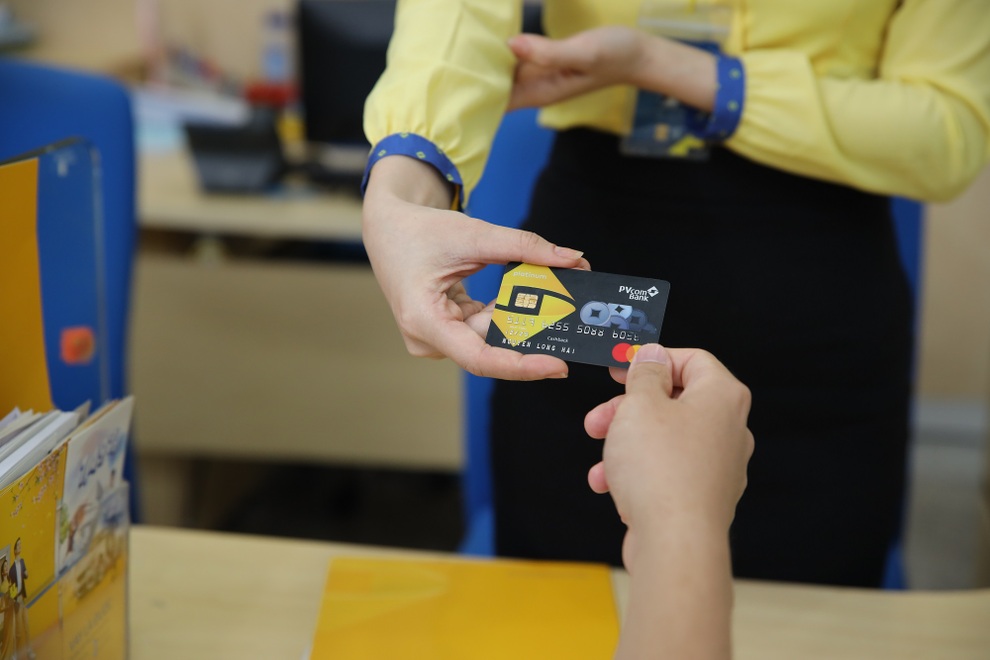 PVcomBank triển khai chương trình Thẻ PVcomBank - lựa chọn nào cũng yêu với nhiều ưu đãi hấp dẫn - 2 PVcomBank triển khai chương trình Thẻ PVcomBank - lựa chọn nào cũng yêu với nhiều ưu đãi hấp dẫn - 2