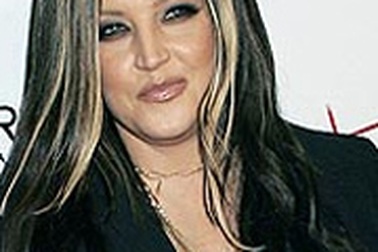 Lisa Marie Presley mang song thai