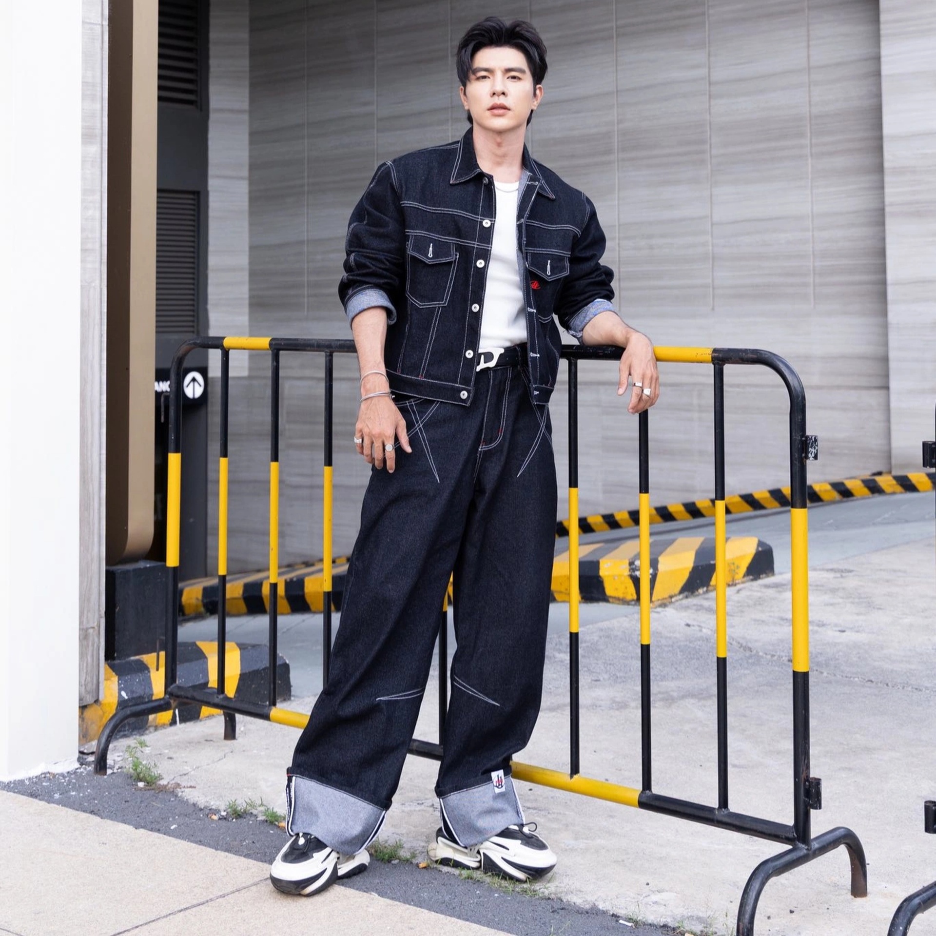 Vẻ đẹp cuốn hút, cơ bắp cuồn cuộn của mỹ nam phản diện Mưa đỏ - 17 Vẻ đẹp cuốn hút, cơ bắp cuồn cuộn của mỹ nam phản diện Mưa đỏ - 17