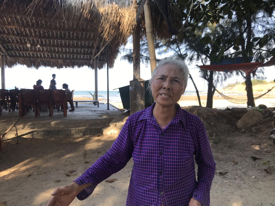 Hình ảnh kinh hoàng hồ nuôi tôm xả nước thải đen ngòm bức tử cả bãi biển - 12 Hình ảnh kinh hoàng hồ nuôi tôm xả nước thải đen ngòm bức tử cả bãi biển - 12